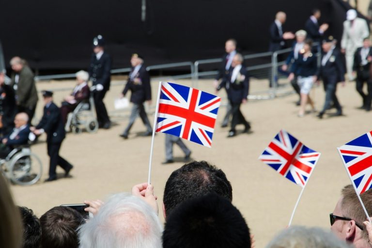 UK firms freeze hiring and investment as confidence flatlines