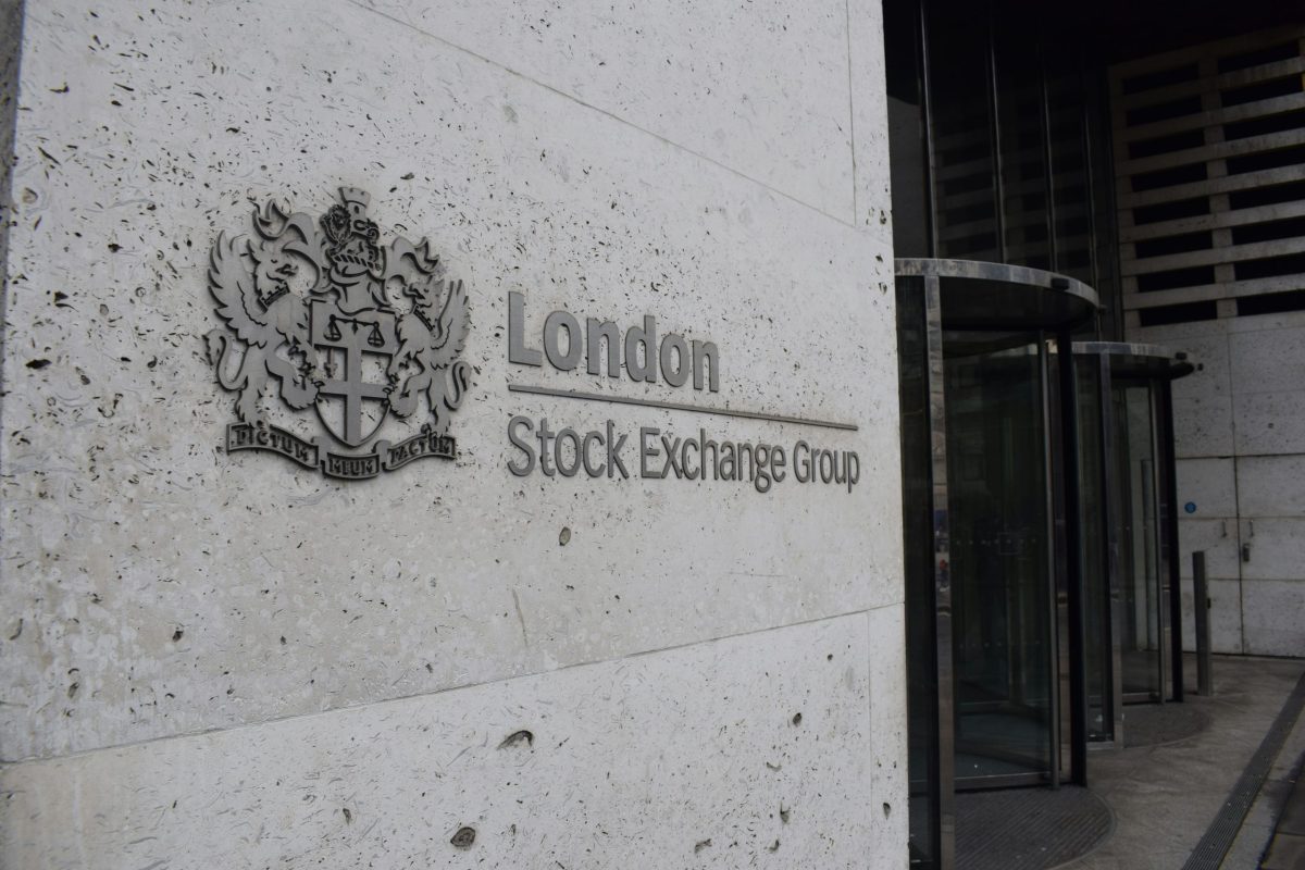 FTSE 100 hits 10,000 mark for first time as UK sees New Year’s rally
